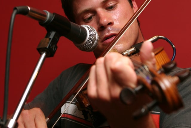 Folk singer Seth Lakeman surprise street session in Tavistock