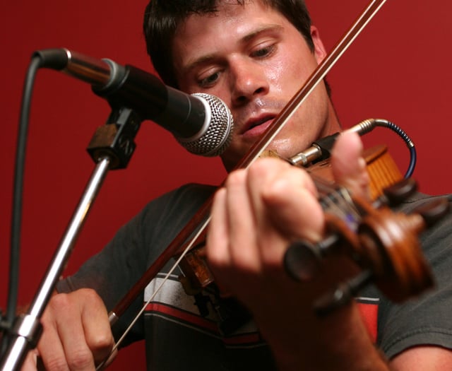 Folk singer Seth Lakeman surprise street session in Tavistock