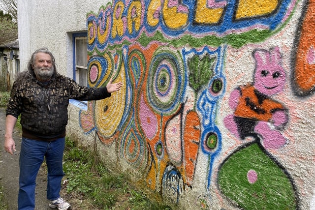 Divisive mural painter rallies supporters