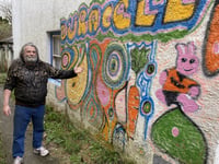 Divisive mural painter rallies supporters