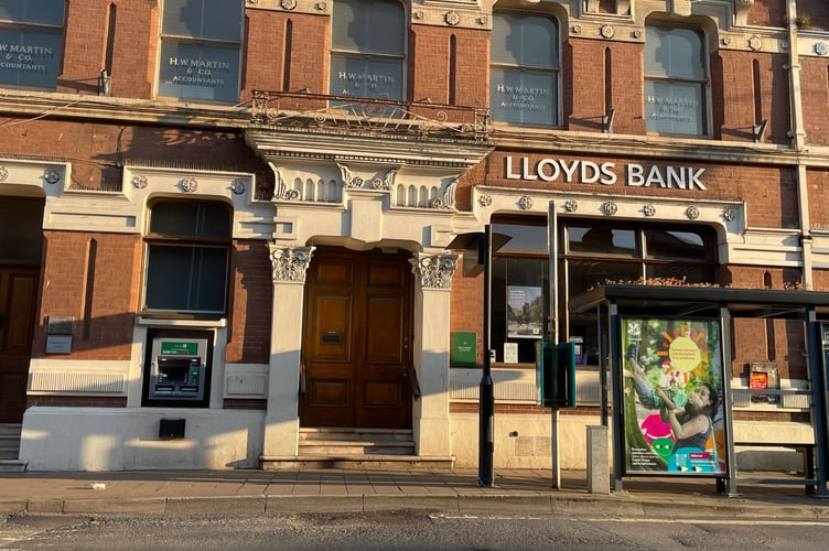 Lloyds Bank in Crediton High Street. AQ 2800