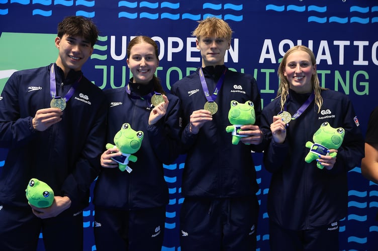 UK Junior Aquatics Team: Blythe second left Hollie far right.