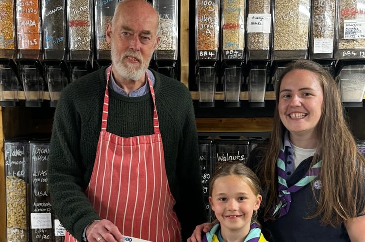 Tavi brownies visit the refillery