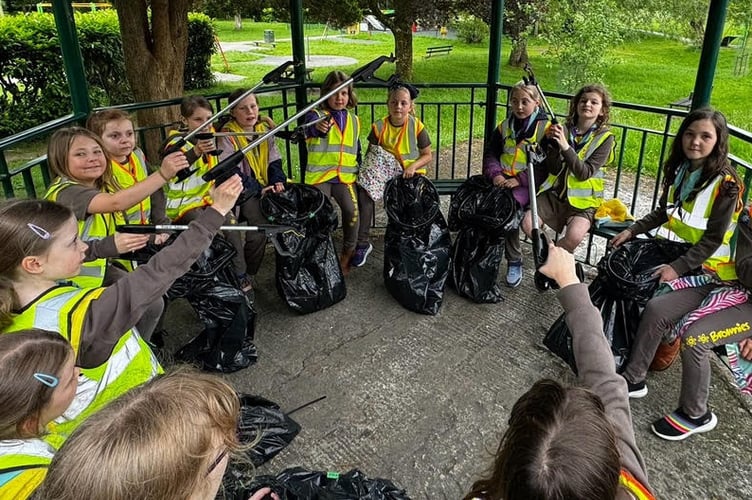 Tavi Brownies visit the refillery