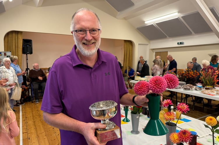Ian Pinwill won the Best in Show with his dahlias.  AQ 1092