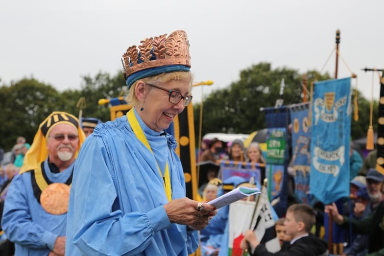 New Grand Bard Jenefer Lowe takes over from Pol Hodge for the coming year alongside Duputy Grand Bard Loveday Jenkin.